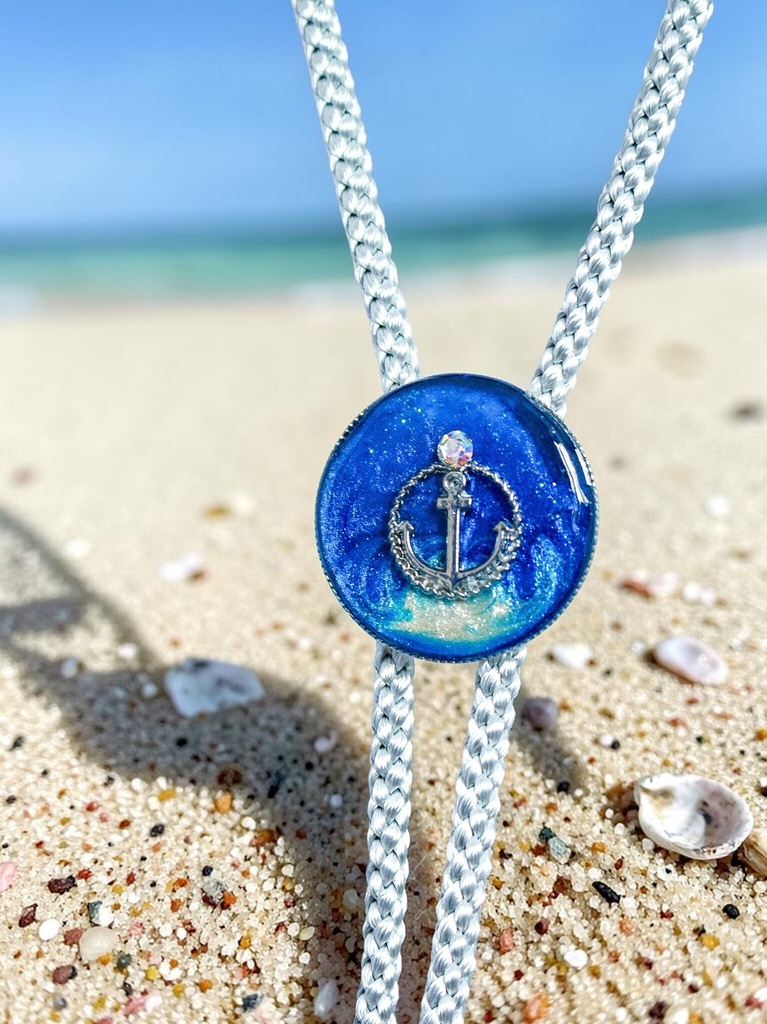 【夏の海を映す、オーシャンブルー×シャンパンゴールドのアンカーループタイ】　シルバー金具