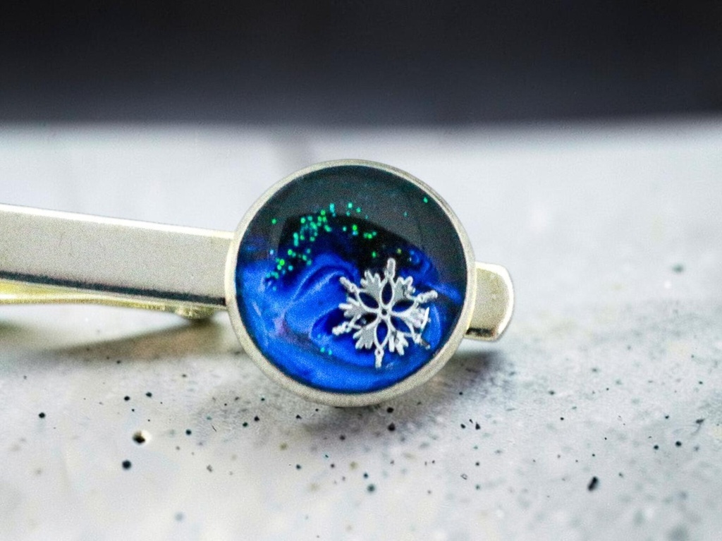 厳冬のオーロラフレイム】雪の結晶ネクタイピン ダークブルー×オーロラ シルバー金具