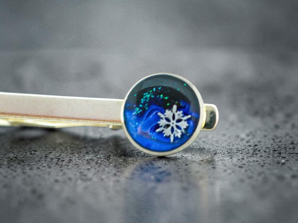厳冬のオーロラフレイム】雪の結晶ネクタイピン ダークブルー×オーロラ シルバー金具