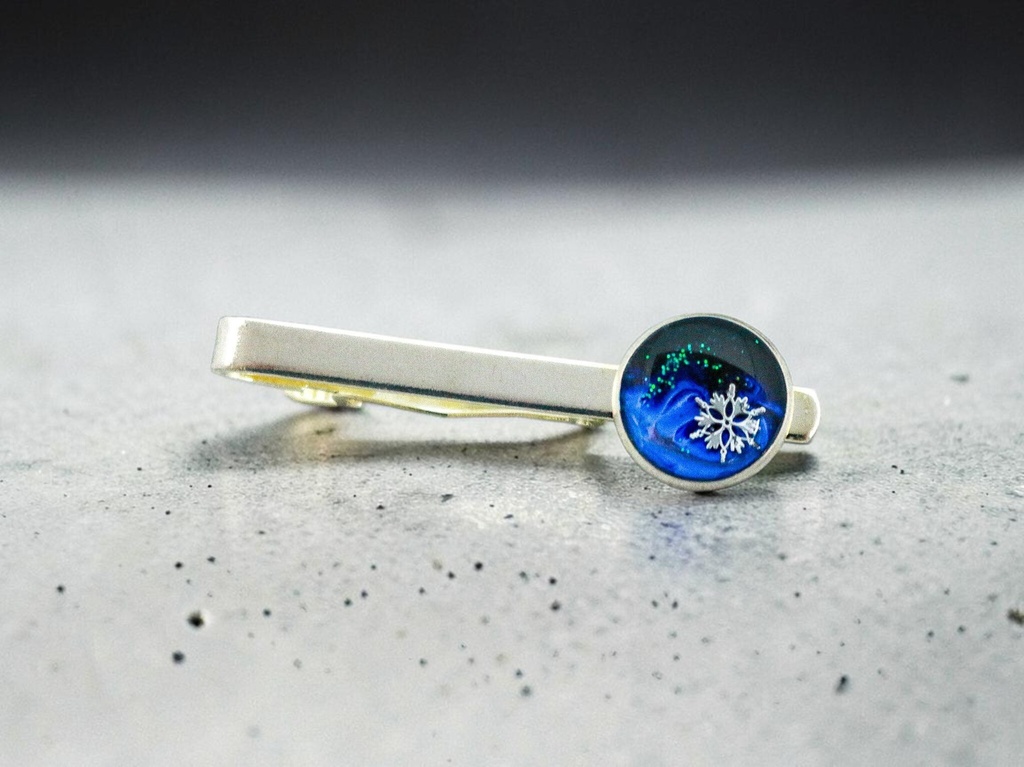 厳冬のオーロラフレイム】雪の結晶ネクタイピン ダークブルー×オーロラ シルバー金具
