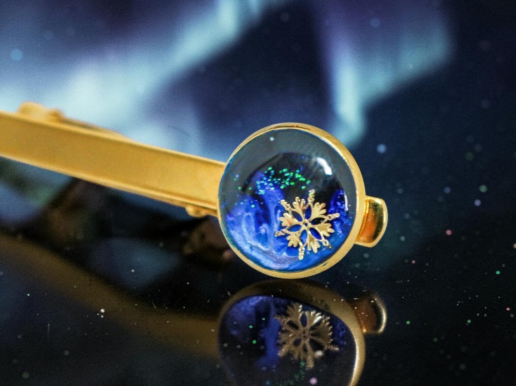 【厳冬に灯る黄金のオーロラ】雪の結晶ネクタイピン ダークブルー×オーロラ ゴールド金具