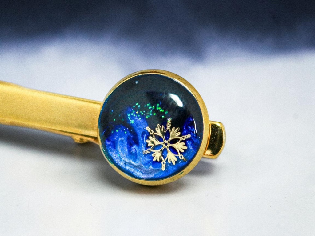 【厳冬に灯る黄金のオーロラ】雪の結晶ネクタイピン ダークブルー×オーロラ ゴールド金具
