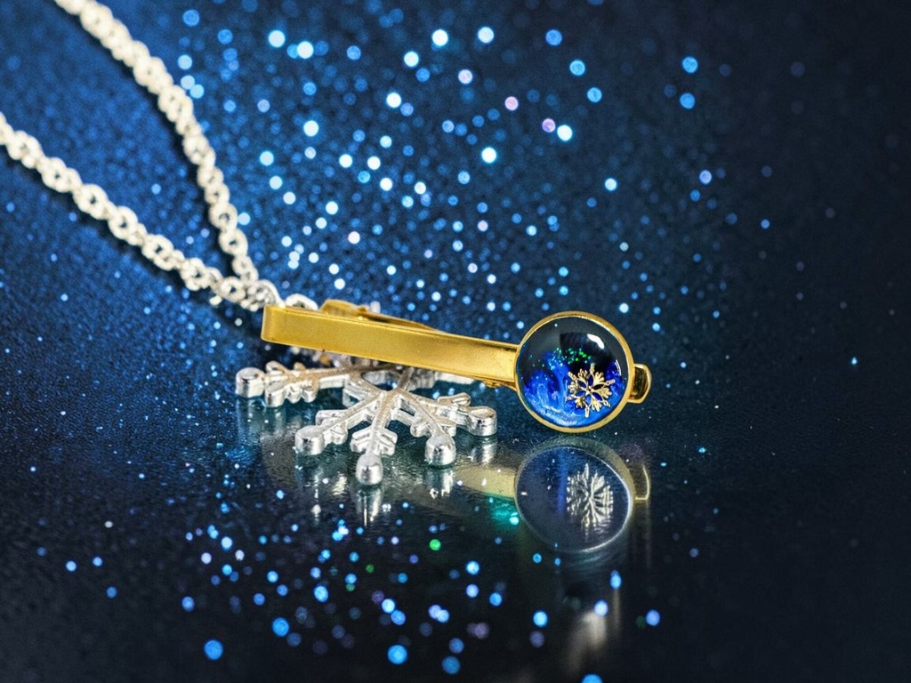 【厳冬に灯る黄金のオーロラ】雪の結晶ネクタイピン ダークブルー×オーロラ ゴールド金具
