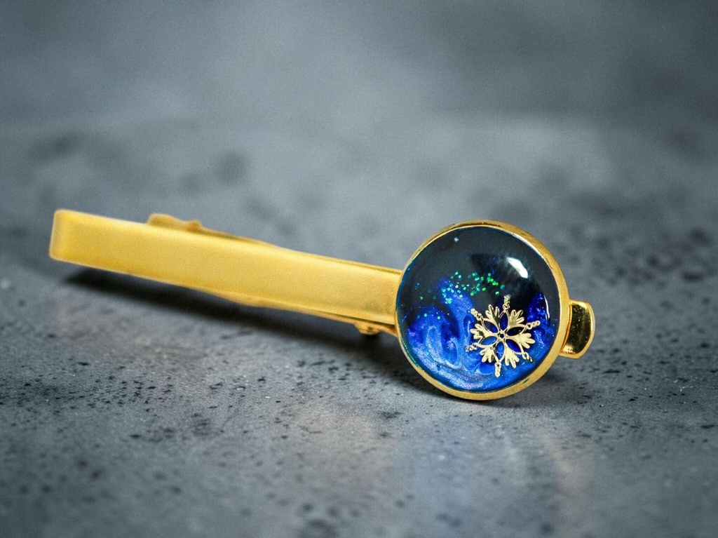 【厳冬に灯る黄金のオーロラ】雪の結晶ネクタイピン ダークブルー×オーロラ ゴールド金具