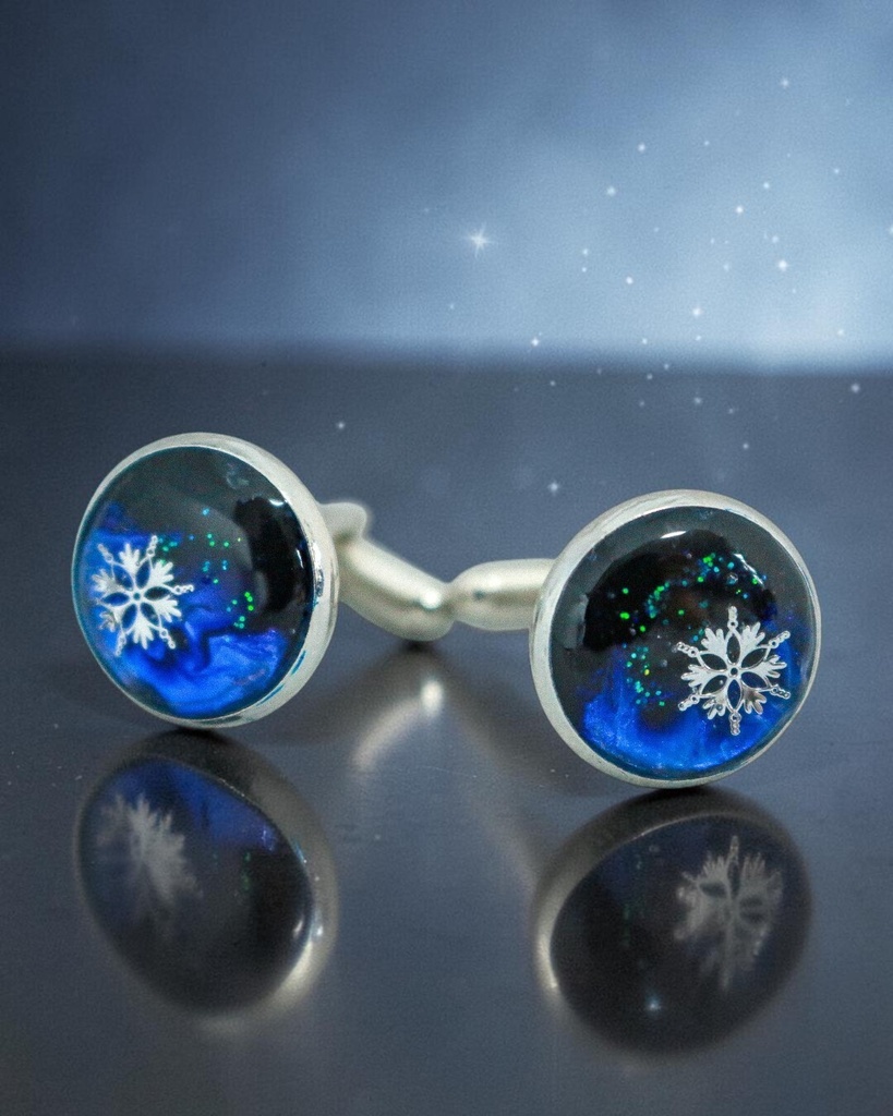 【厳冬のオーロラ・スノーフレイクカフス】 雪の結晶カフスボタン シルバー金具