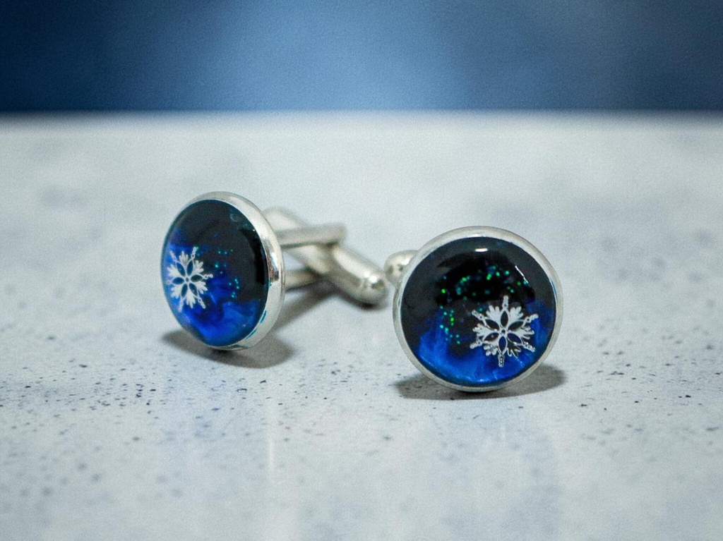 【厳冬のオーロラ・スノーフレイクカフス】 雪の結晶カフスボタン シルバー金具