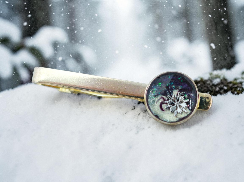 【深夜の雪灯(ゆきあかり)】雪の結晶ネクタイピン ダークパープル×ホワイト シルバー金具