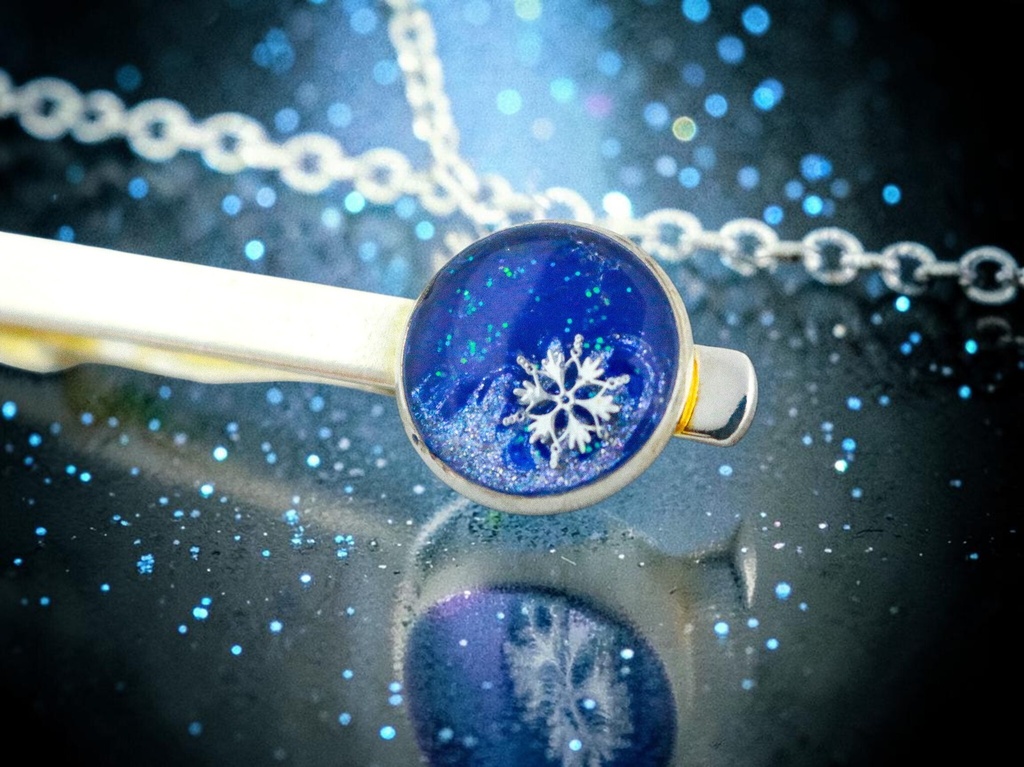 【蒼の雪灯(ゆきあかり)】雪の結晶ネクタイピン ウルトラマリンブルー×オーロラ シルバー金具