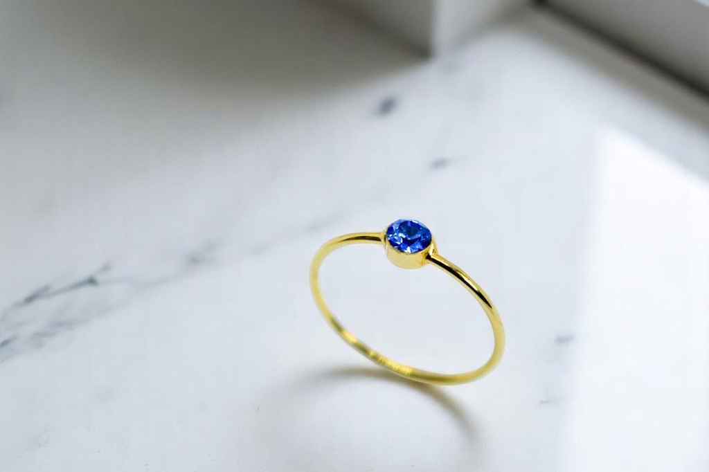 オーストリアクリスタルガラス・サファイアカラーの シンプルRing 10号・13号 金具の色が選べます