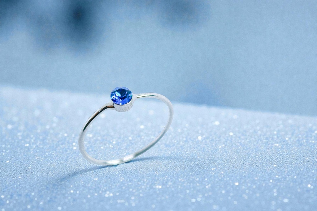 オーストリアクリスタルガラス・サファイアカラーの　シンプルRing　10号・13号　金具の色が選べます