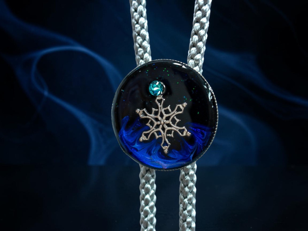 【深淵ブルーと雪の結晶のループタイ】 ミッドナイトブルー×オーロラ シルバー金具