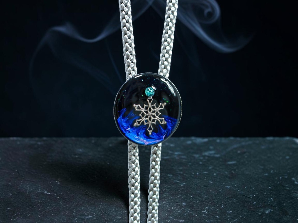 【深淵ブルーと雪の結晶のループタイ】 ミッドナイトブルー×オーロラ シルバー金具
