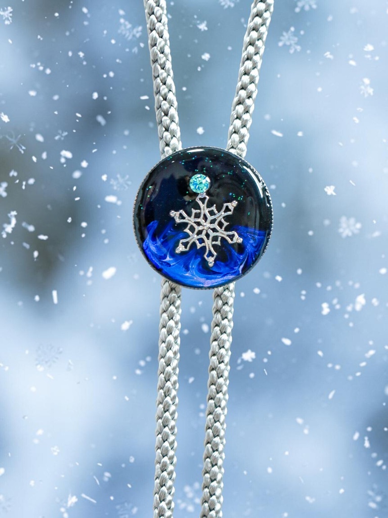 【深淵ブルーと雪の結晶のループタイ】 ミッドナイトブルー×オーロラ シルバー金具