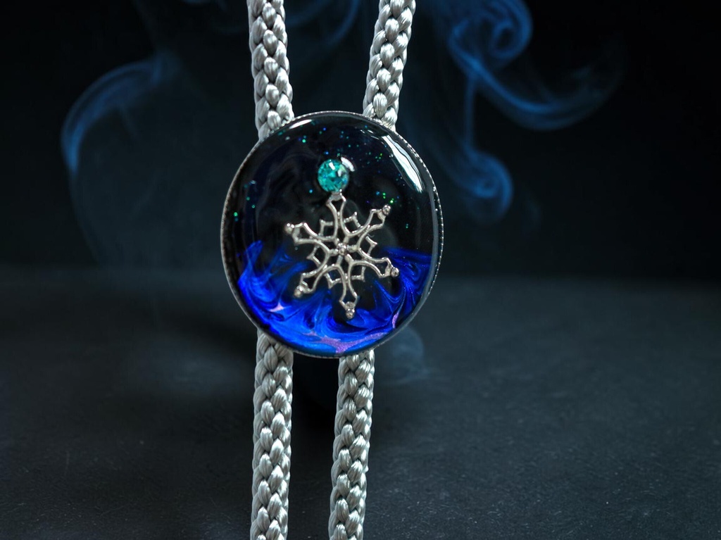 【深淵ブルーと雪の結晶のループタイ】 ミッドナイトブルー×オーロラ シルバー金具