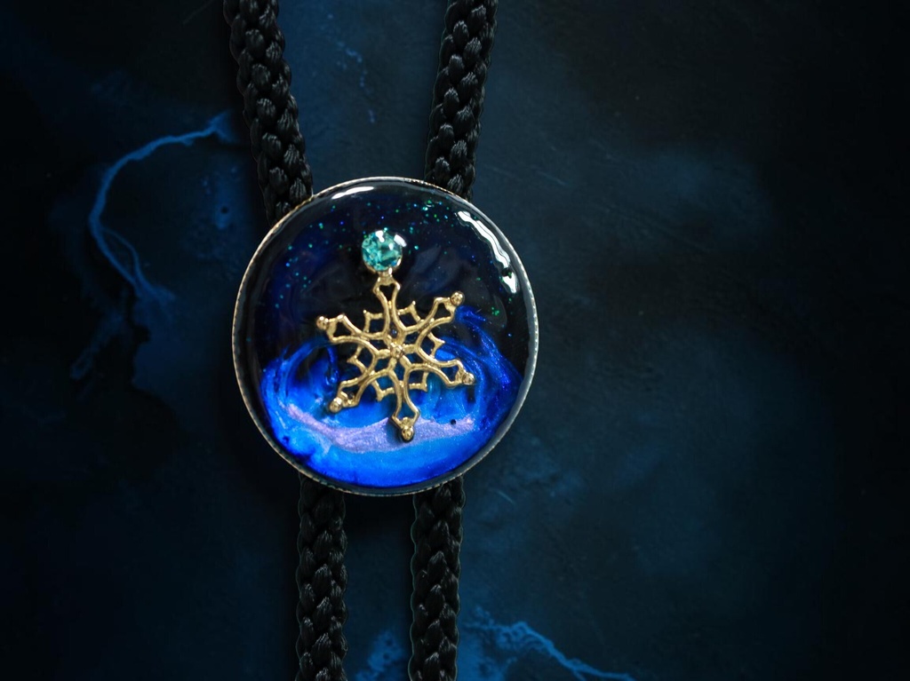 【深淵ブルーと雪の結晶のループタイ】ミッドナイトブルー×オーロラ ゴールド金具