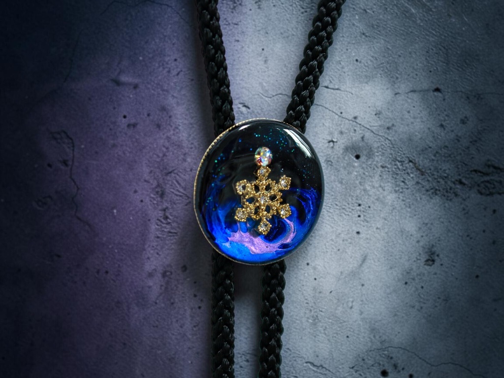 【深淵ブルーと星屑の雪結晶ループタイ】ミッドナイトブルー×オーロラ ゴールド金具