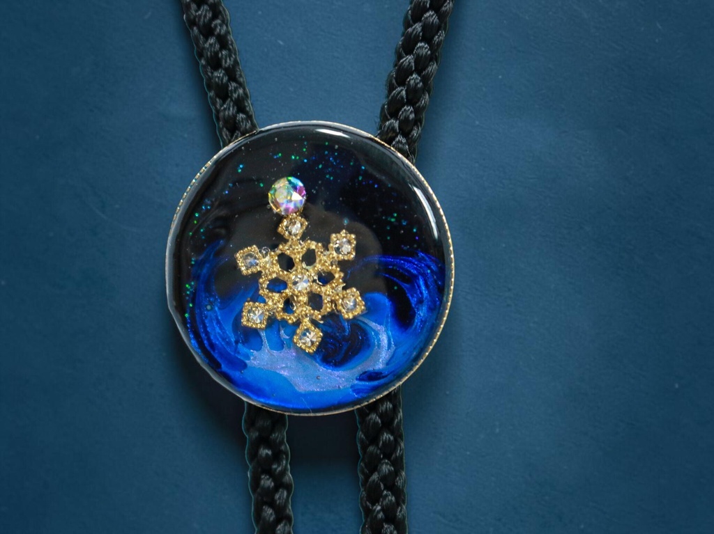 【深淵ブルーと星屑の雪結晶ループタイ】ミッドナイトブルー×オーロラ ゴールド金具