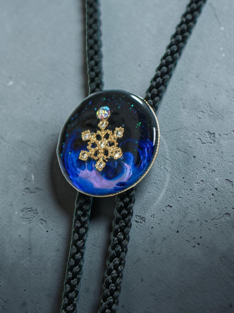 【深淵ブルーと星屑の雪結晶ループタイ】ミッドナイトブルー×オーロラ ゴールド金具