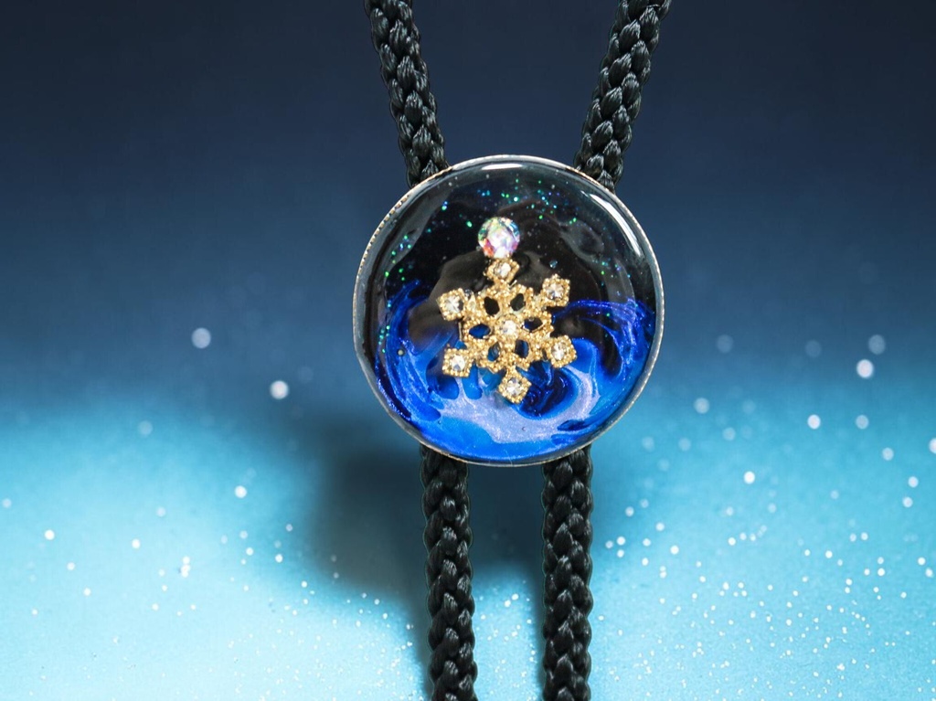 【深淵ブルーと星屑の雪結晶ループタイ】ミッドナイトブルー×オーロラ ゴールド金具