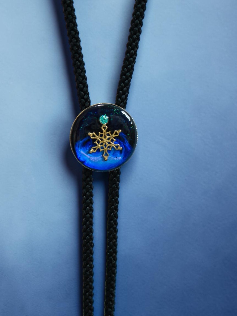 【深淵ブルーと星屑の雪結晶ループタイ】ミッドナイトブルー×オーロラ ゴールド金具