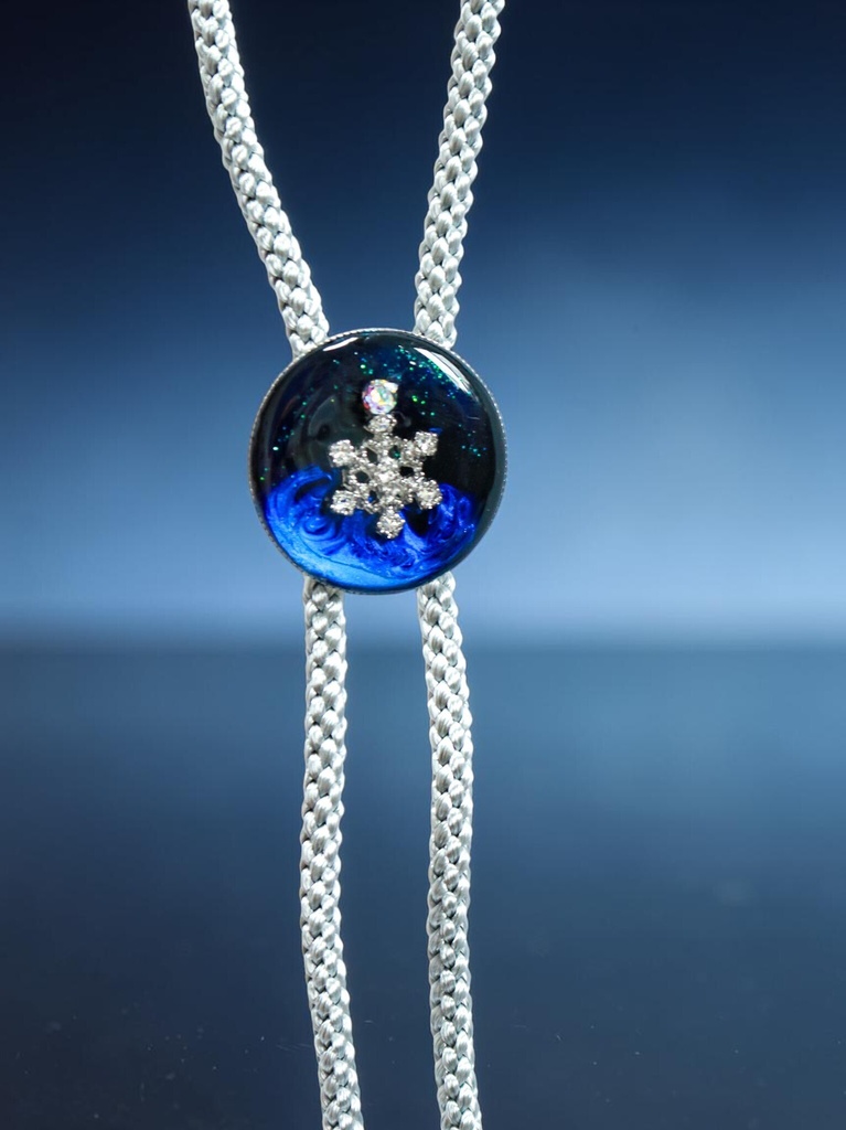 【深淵ブルーと星屑の雪結晶ループタイ】ミッドナイトブルー×オーロラ シルバー金具