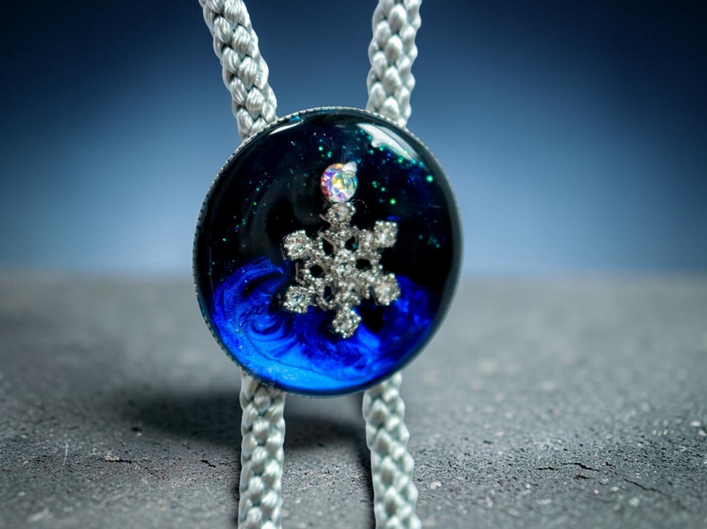 【深淵ブルーと星屑の雪結晶ループタイ】ミッドナイトブルー×オーロラ シルバー金具