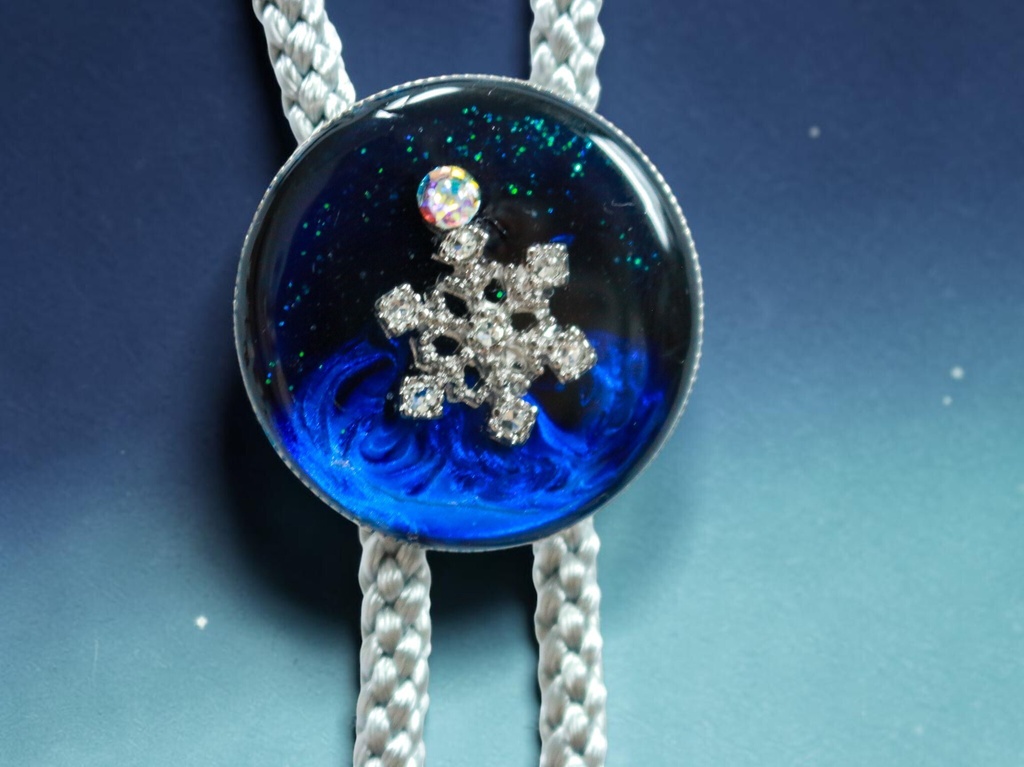 【深淵ブルーと星屑の雪結晶ループタイ】ミッドナイトブルー×オーロラ シルバー金具