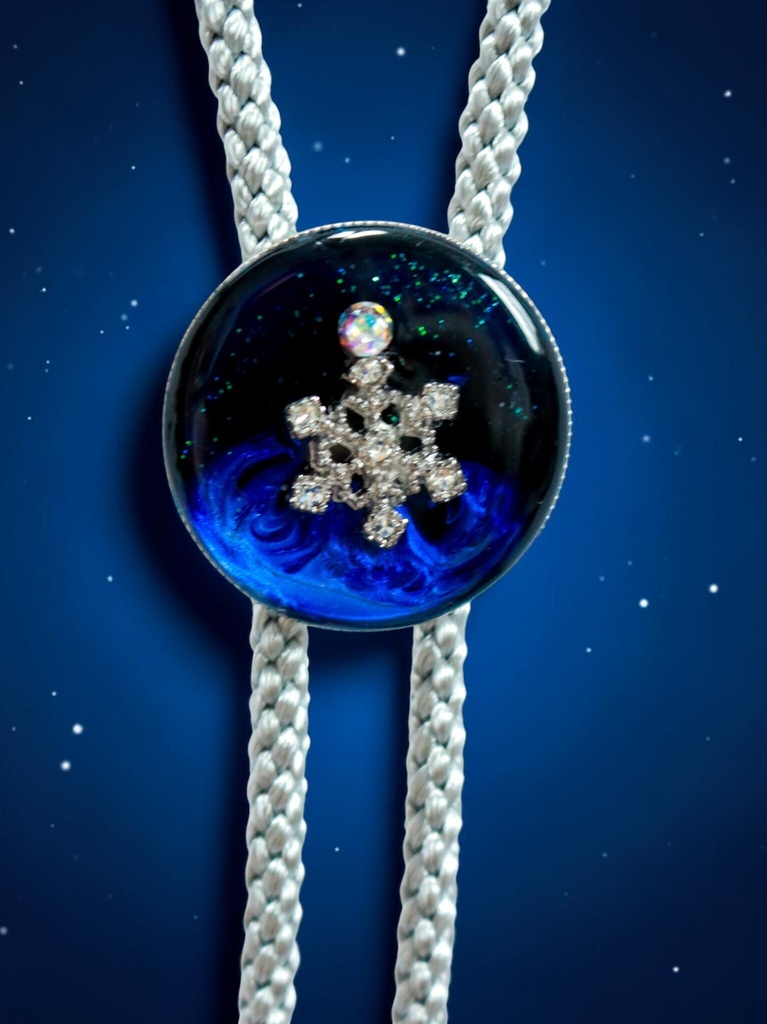 【深淵ブルーと星屑の雪結晶ループタイ】ミッドナイトブルー×オーロラ シルバー金具
