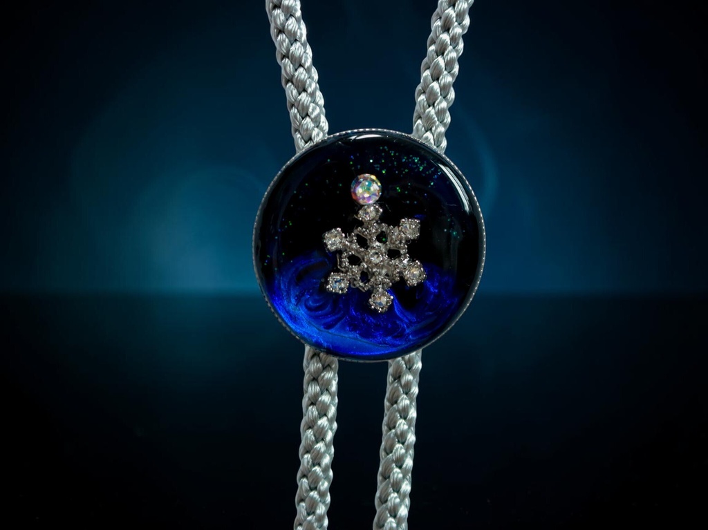【深淵ブルーと星屑の雪結晶ループタイ】ミッドナイトブルー×オーロラ シルバー金具