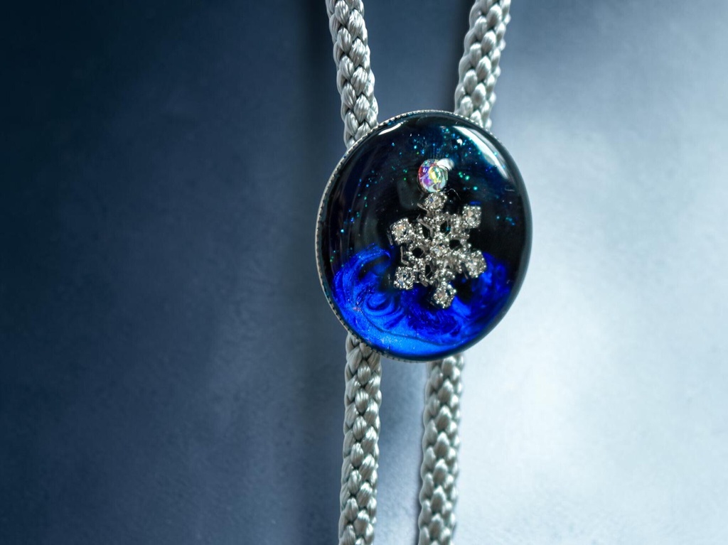 【深淵ブルーと星屑の雪結晶ループタイ】ミッドナイトブルー×オーロラ シルバー金具