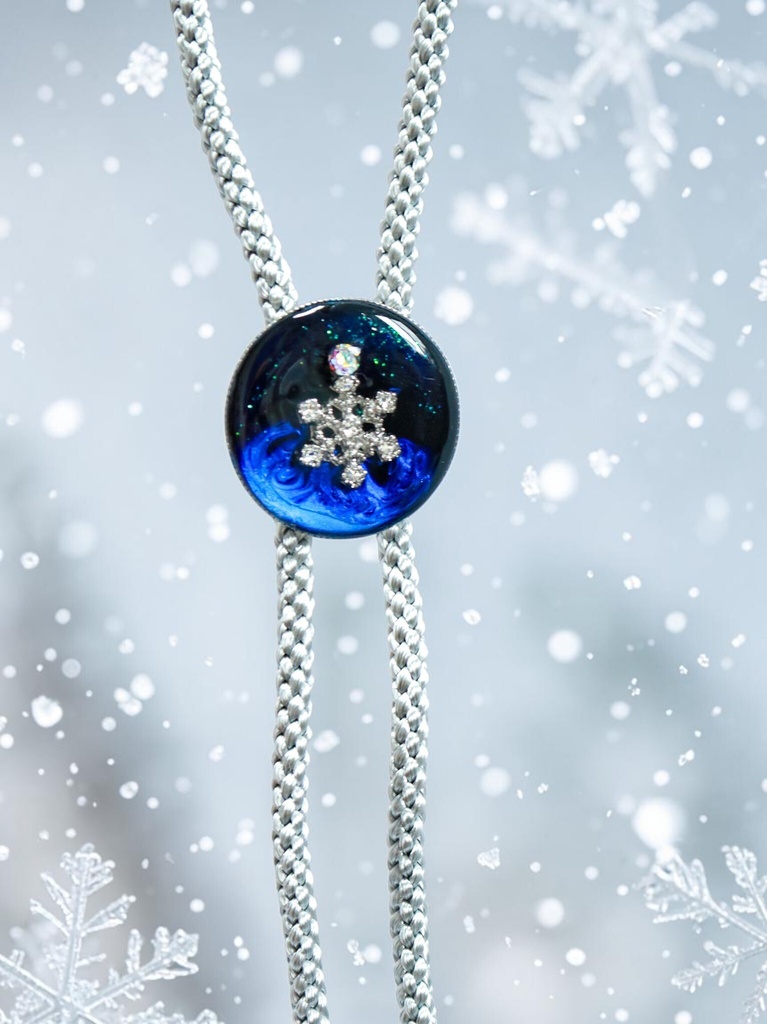 【深淵ブルーと星屑の雪結晶ループタイ】ミッドナイトブルー×オーロラ シルバー金具