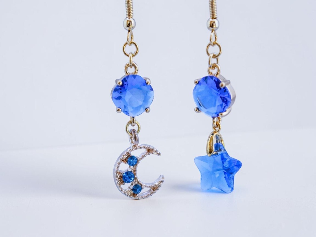 【Celestial Blue】月と星のアシンメトリーピアス ゴールド金具 イヤリング変更可能