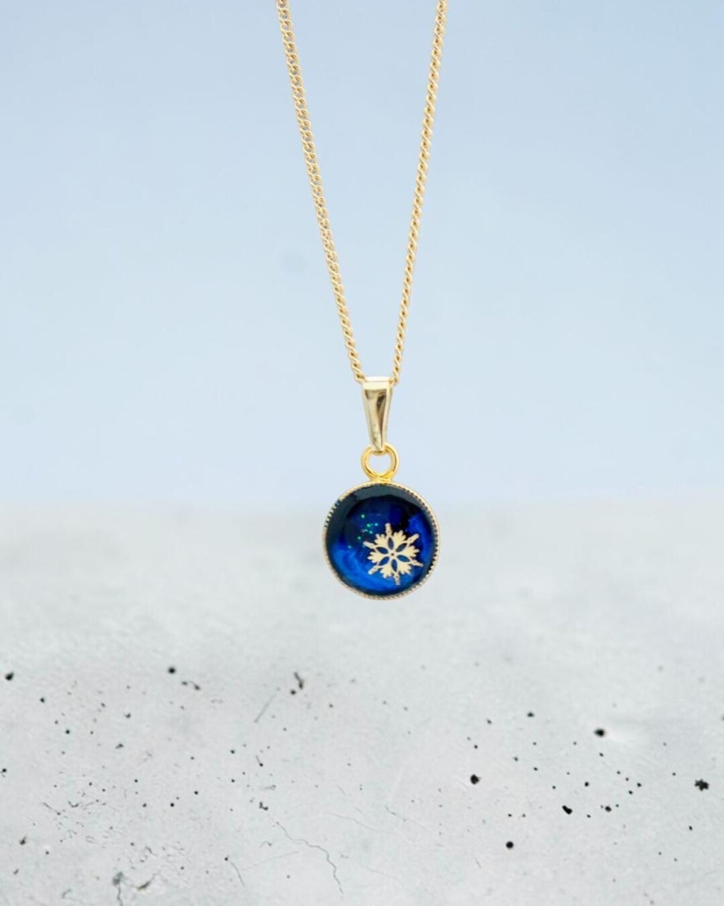 【小さな光を宿す雪華】ちいさなまるい雪の結晶ネックレス ダークブルー×ネオン TOPサイズ10mm ゴールド・シルバー