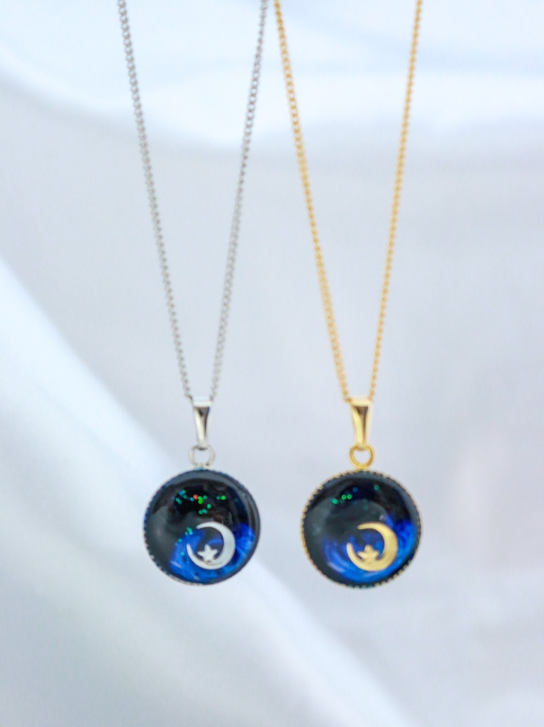 【暗闇に浮かぶ微光の月】ちいさなまるい三日月ネックレス ダークブルー×ネオン TOPサイズ15mm ゴールド・シルバー
