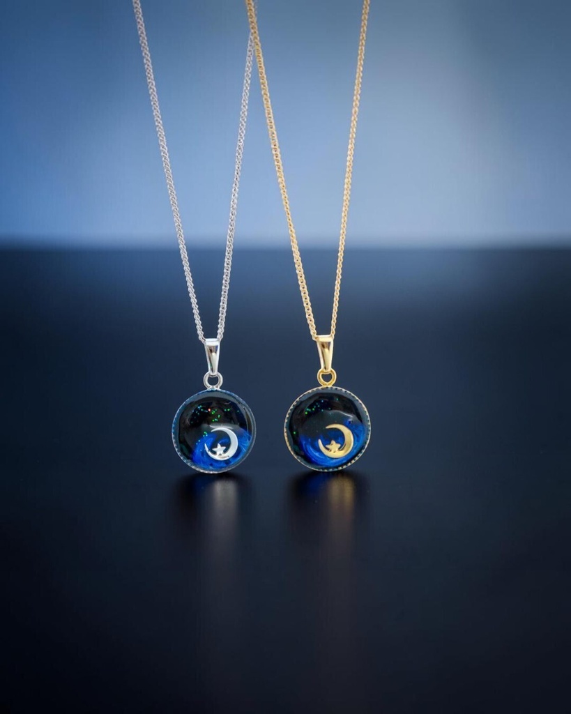 【暗闇に浮かぶ微光の月】ちいさなまるい三日月ネックレス ダークブルー×ネオン TOPサイズ15mm ゴールド・シルバー