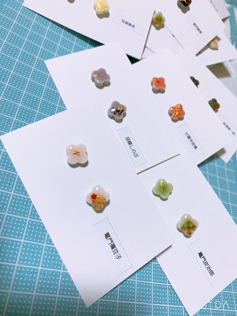 【1種類/花タイル】イメージ耳飾り(かまぼこ隊+/柱)