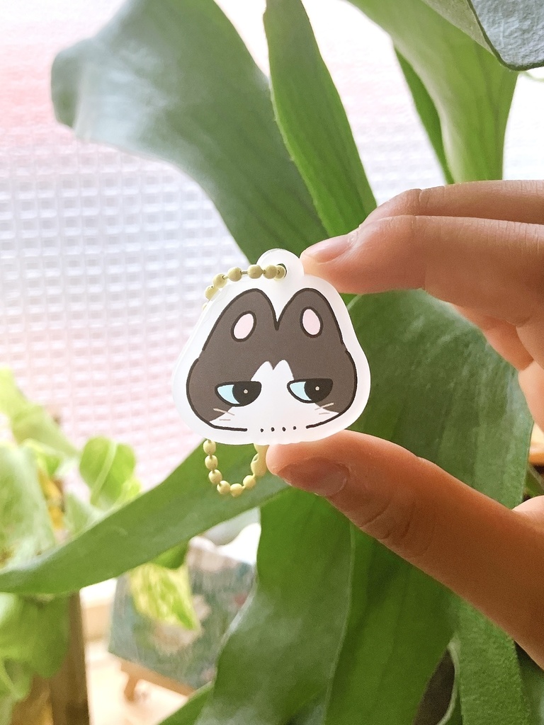 じと目ねこアクキー【ハチワレ】