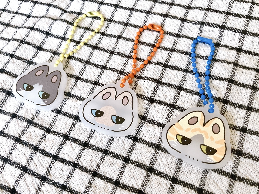 じと目ねこアクキー【ハチワレ】