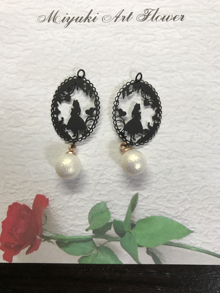 切り絵のようなアリス パール ピアスorイヤリング♡