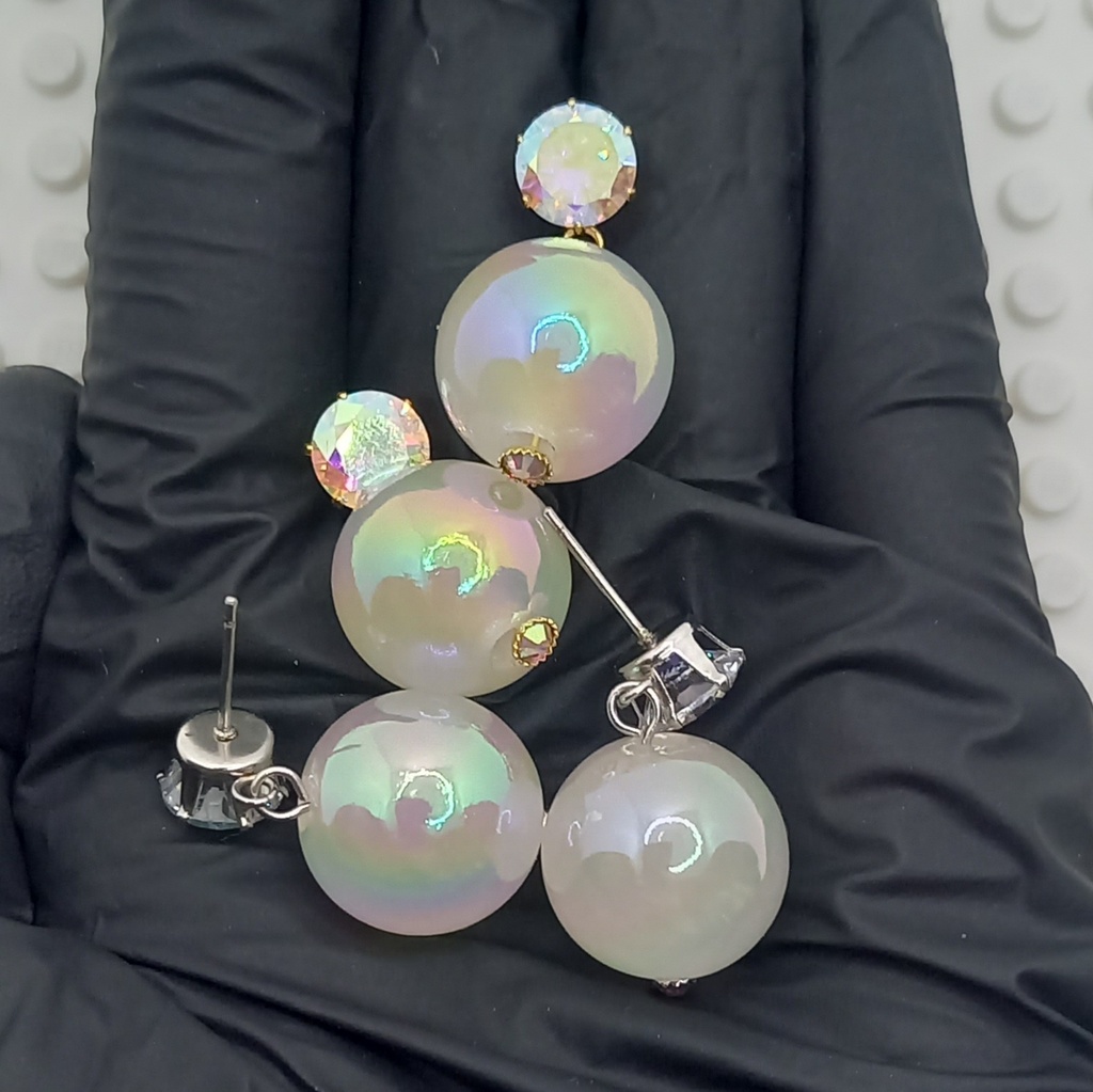 【軽量】大粒 オーロラ シャボン カラーチェンジ 蓄光 ピアス 2種