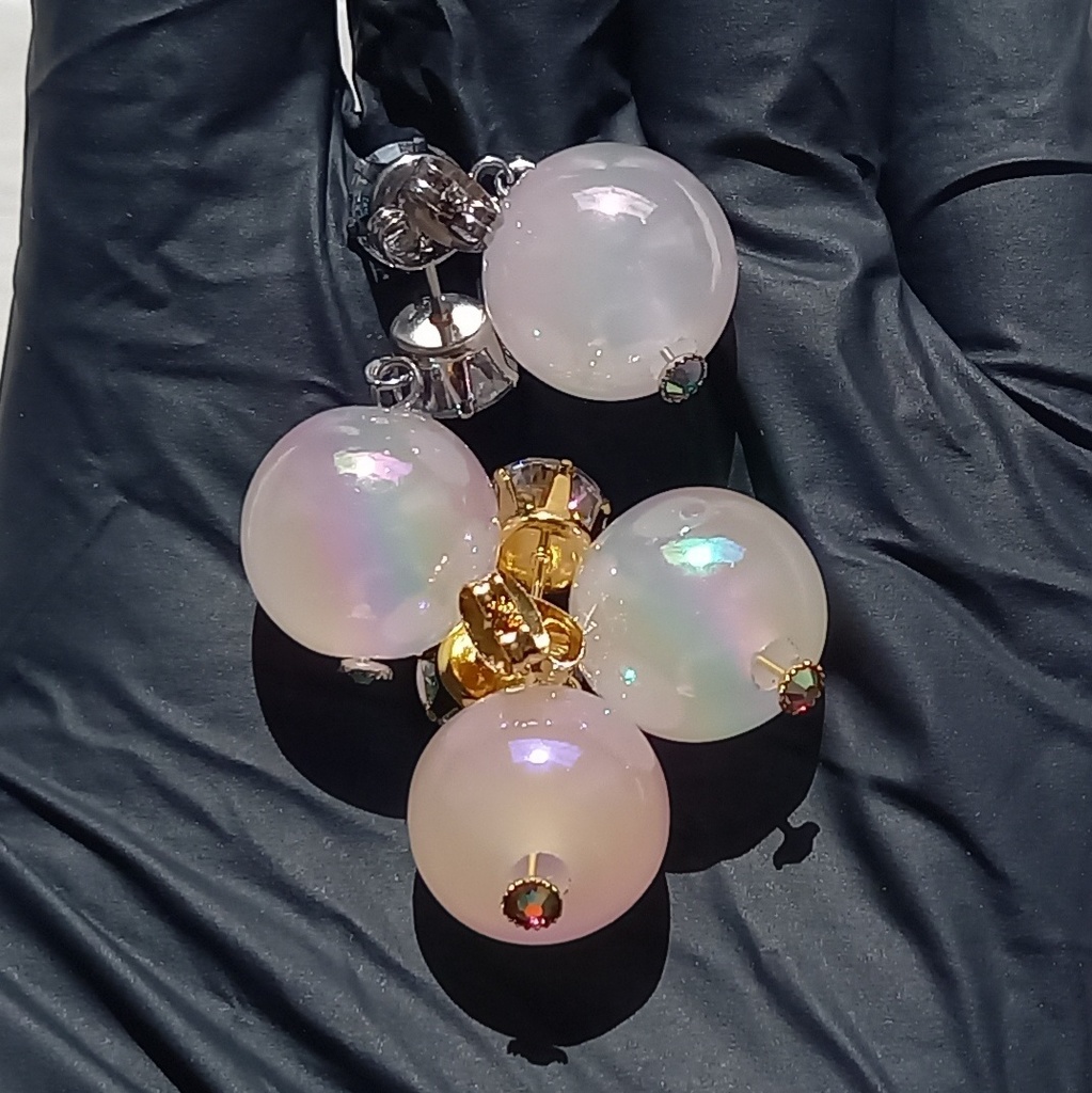 【軽量】大粒 オーロラ シャボン カラーチェンジ 蓄光 ピアス 2種