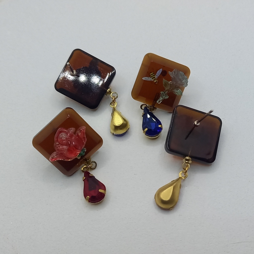 【軽量】クリアブラウン 薔薇 蜂 カラーチェンジ ピアス 2種