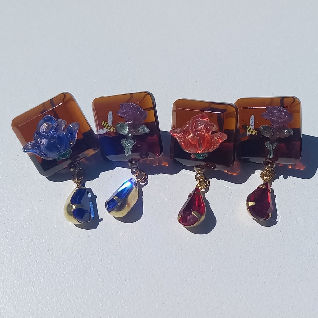 【軽量】クリアブラウン 薔薇 蜂 カラーチェンジ ピアス 2種