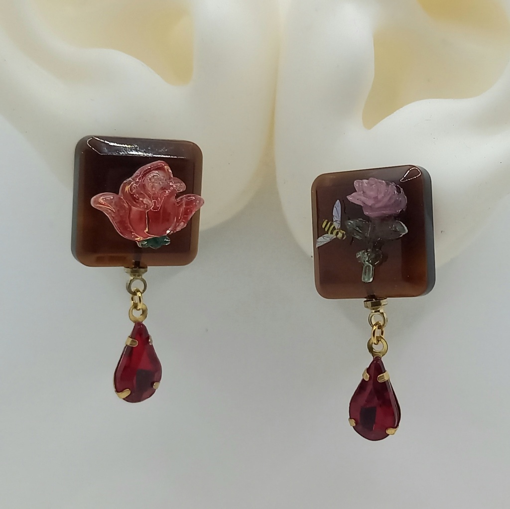 【軽量】クリアブラウン 薔薇 蜂 カラーチェンジ ピアス 2種