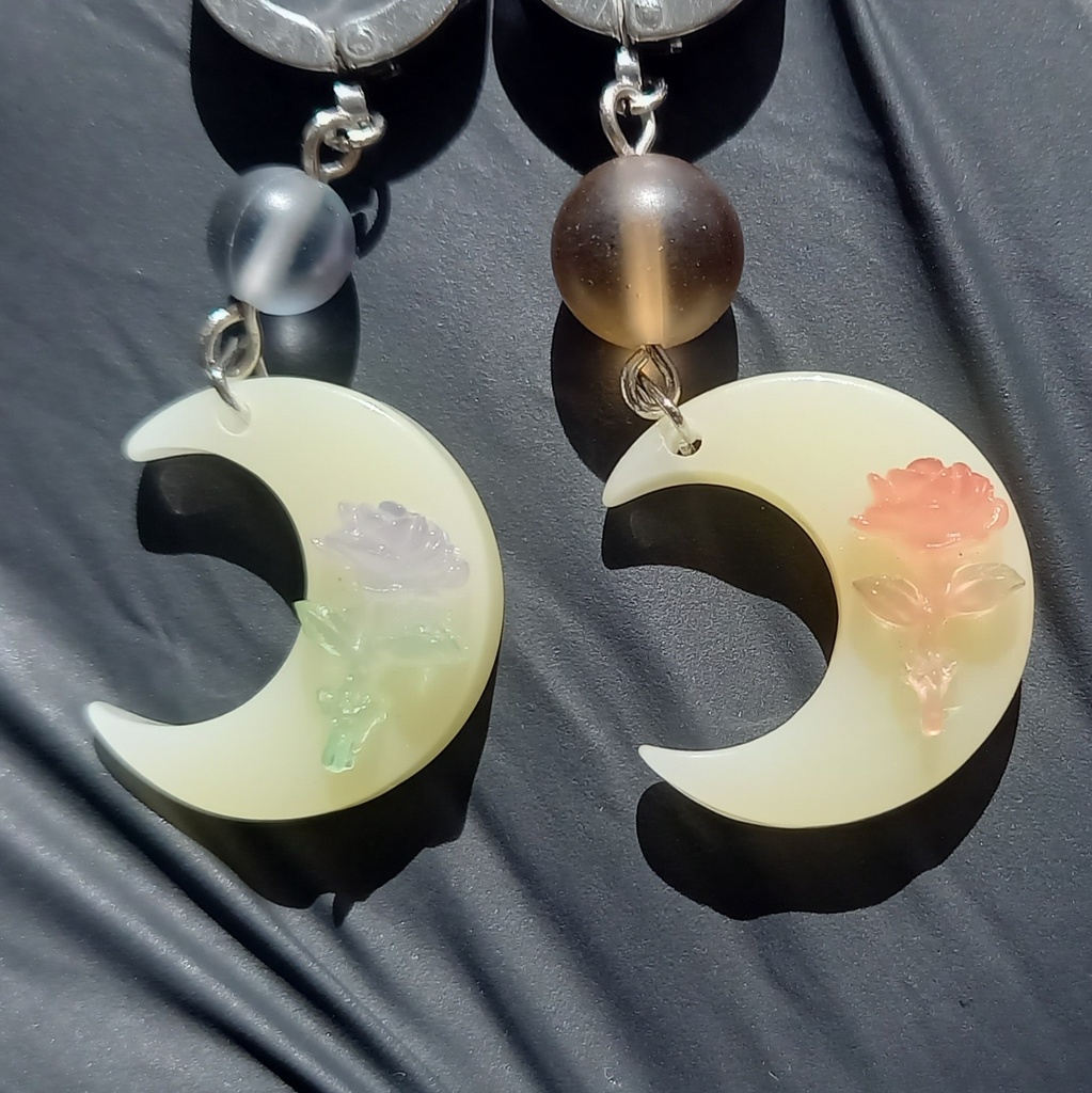 【軽量】【片耳用】ムーン カラーチェンジ ピアス 2種