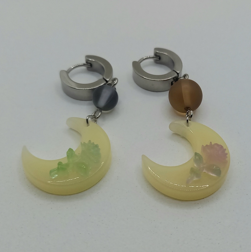 【軽量】【片耳用】ムーン カラーチェンジ ピアス 2種