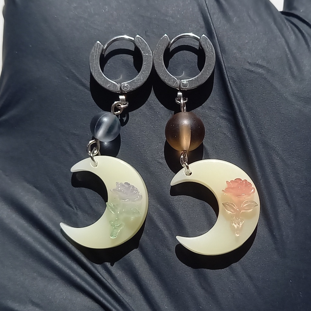 【軽量】【片耳用】ムーン カラーチェンジ ピアス 2種