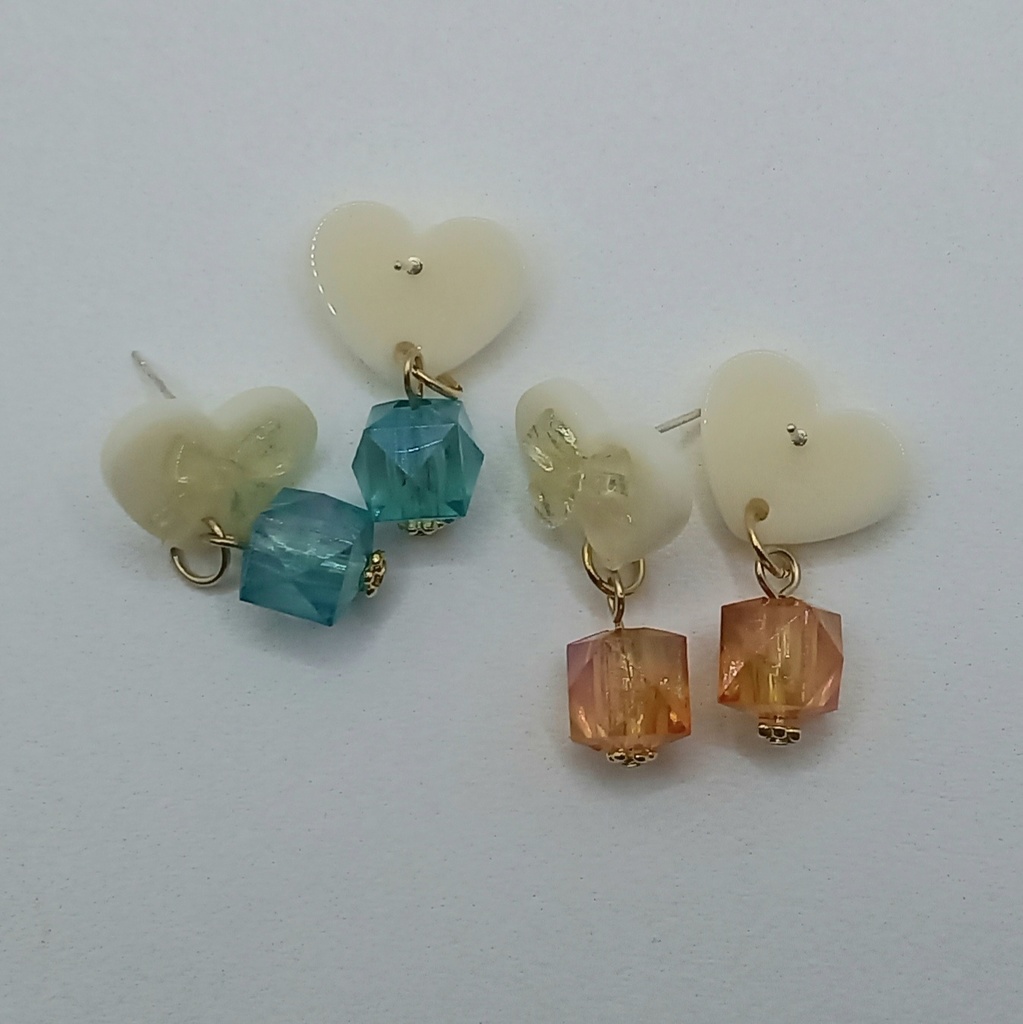 【軽量】ホワイトハート リボン カラーチェンジ ピアス 2種