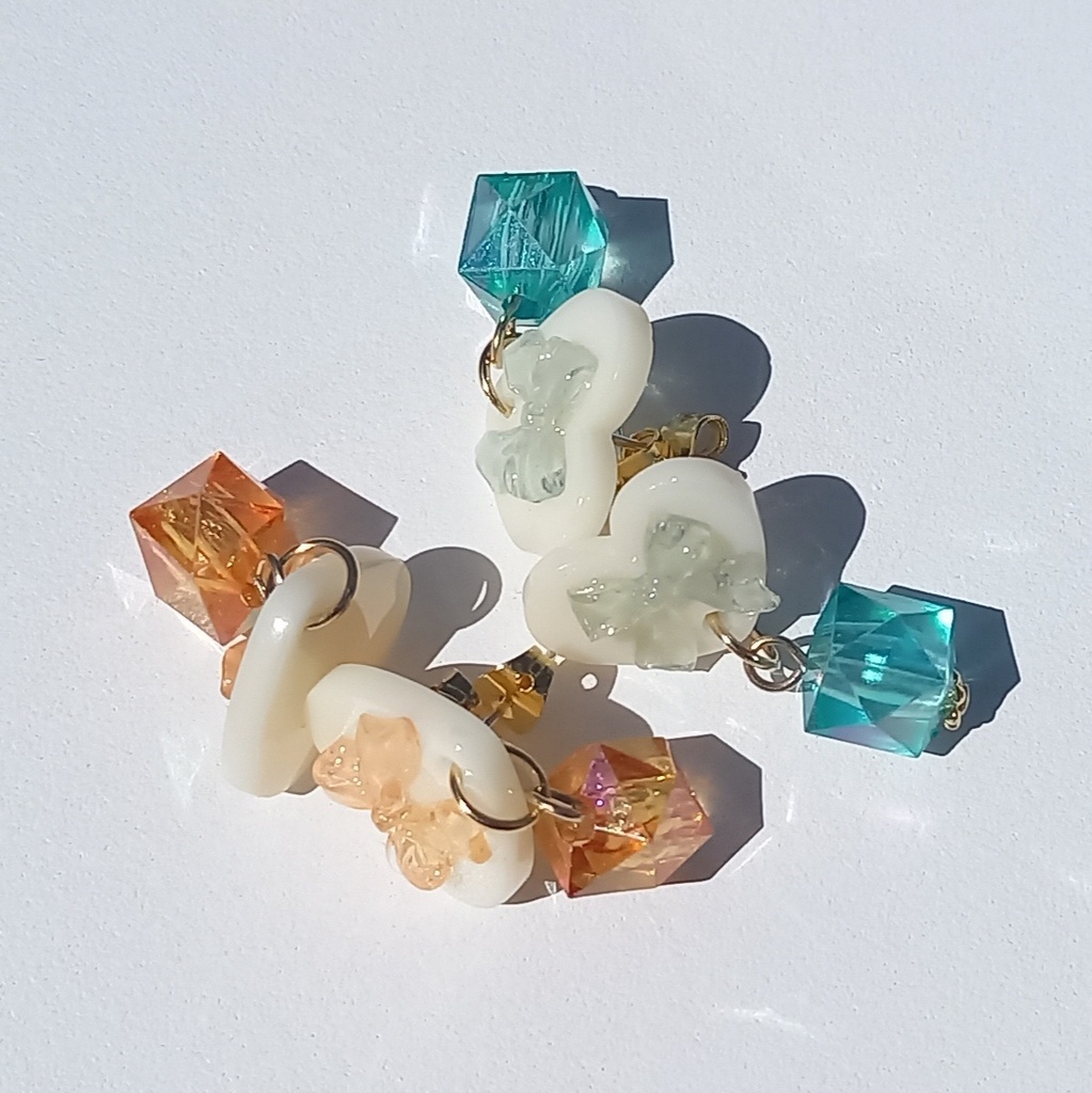 【軽量】ホワイトハート リボン カラーチェンジ ピアス 2種