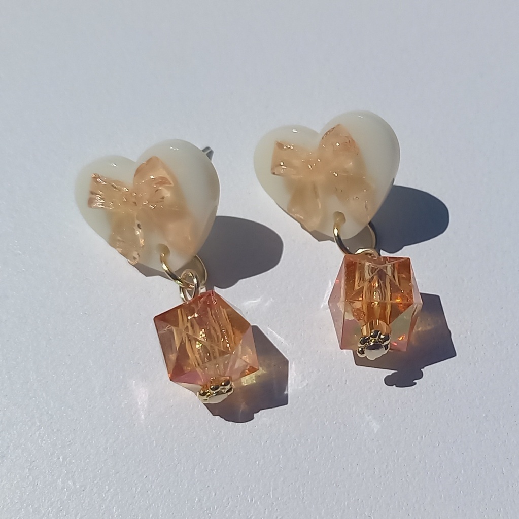 【軽量】ホワイトハート リボン カラーチェンジ ピアス 2種